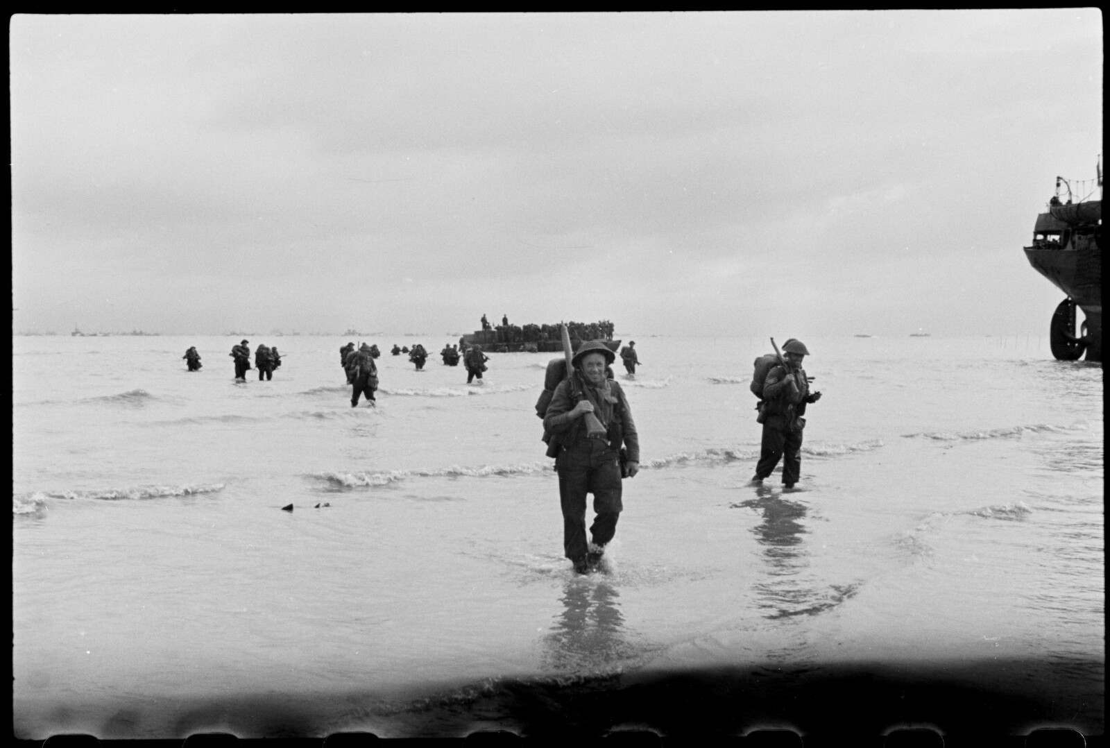 <b>LANDGANG:</b> Britiske soldater vasser i land på Juno Beach ved Berniéres-sur-Mer 7. juni 1944. «Vestmandrød», båten Ole Friele Backer kom med, skimtes til høyre. <b>LANDGANG:</b> Britiske soldater vasser i land på Juno Beach ved Berniéres-sur-Mer 7. juni 1944. «Vestmandrød», båten Ole Friele Backer kom med, skimtes til høyre.