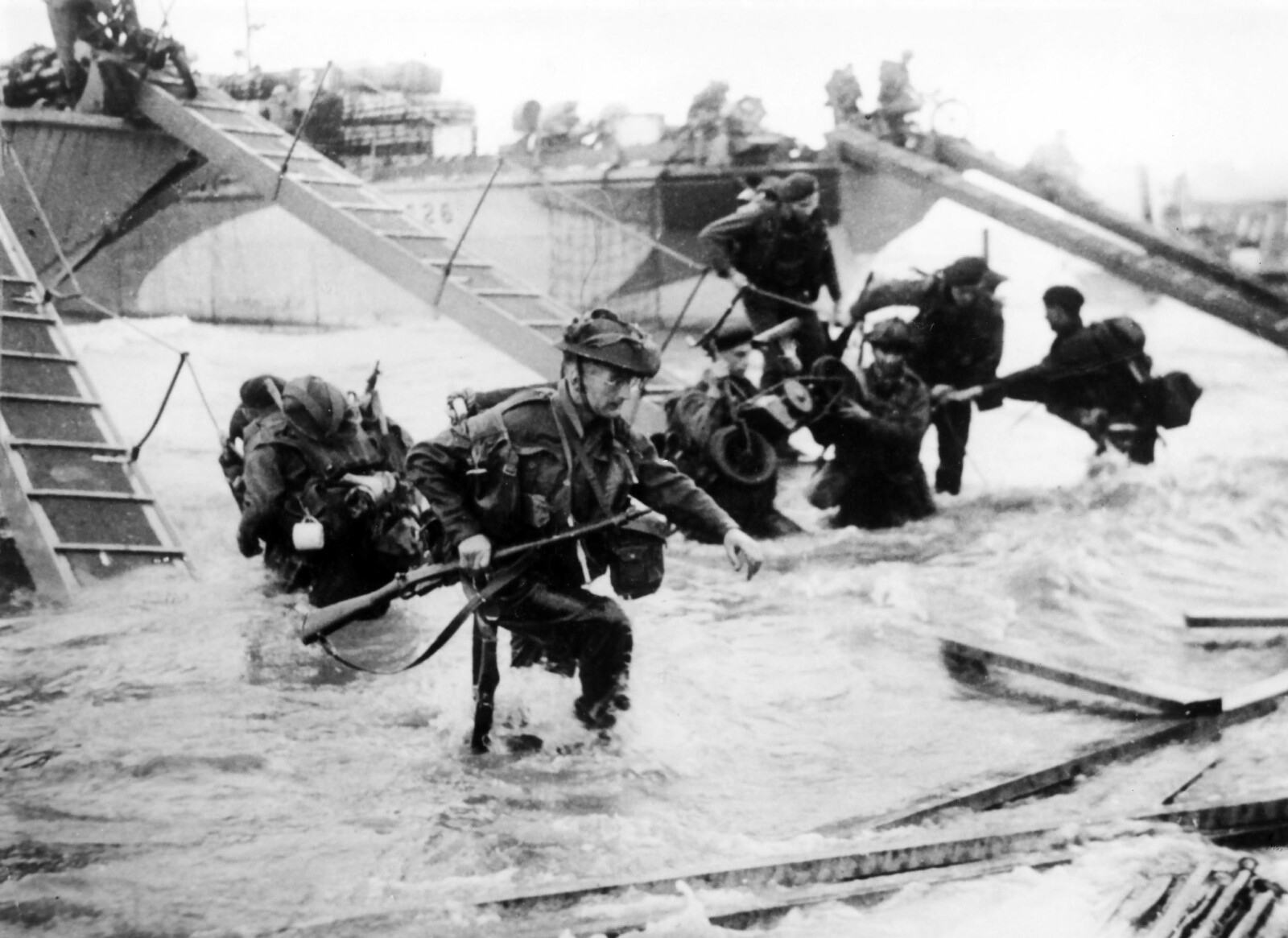 <b>INN I STRIDEN:</b> Britiske marinesoldater vasser i land på Juno Beach på D-dagen, 6. juni 1944. Værvarselet til nord-mannen Sverre Petterssen var sterkt medvirkende til at landgangen ikke fant sted i full storm ett døgn tidligere. Den tyske motstanden kostet 2000 soldater livet på strendene i Normandie. <b>INN I STRIDEN:</b> Britiske marinesoldater vasser i land på Juno Beach på D-dagen, 6. juni 1944. Værvarselet til nord-mannen Sverre Petterssen var sterkt medvirkende til at landgangen ikke fant sted i full storm ett døgn tidligere. Den tyske motstanden kostet 2000 soldater livet på strendene i Normandie.
