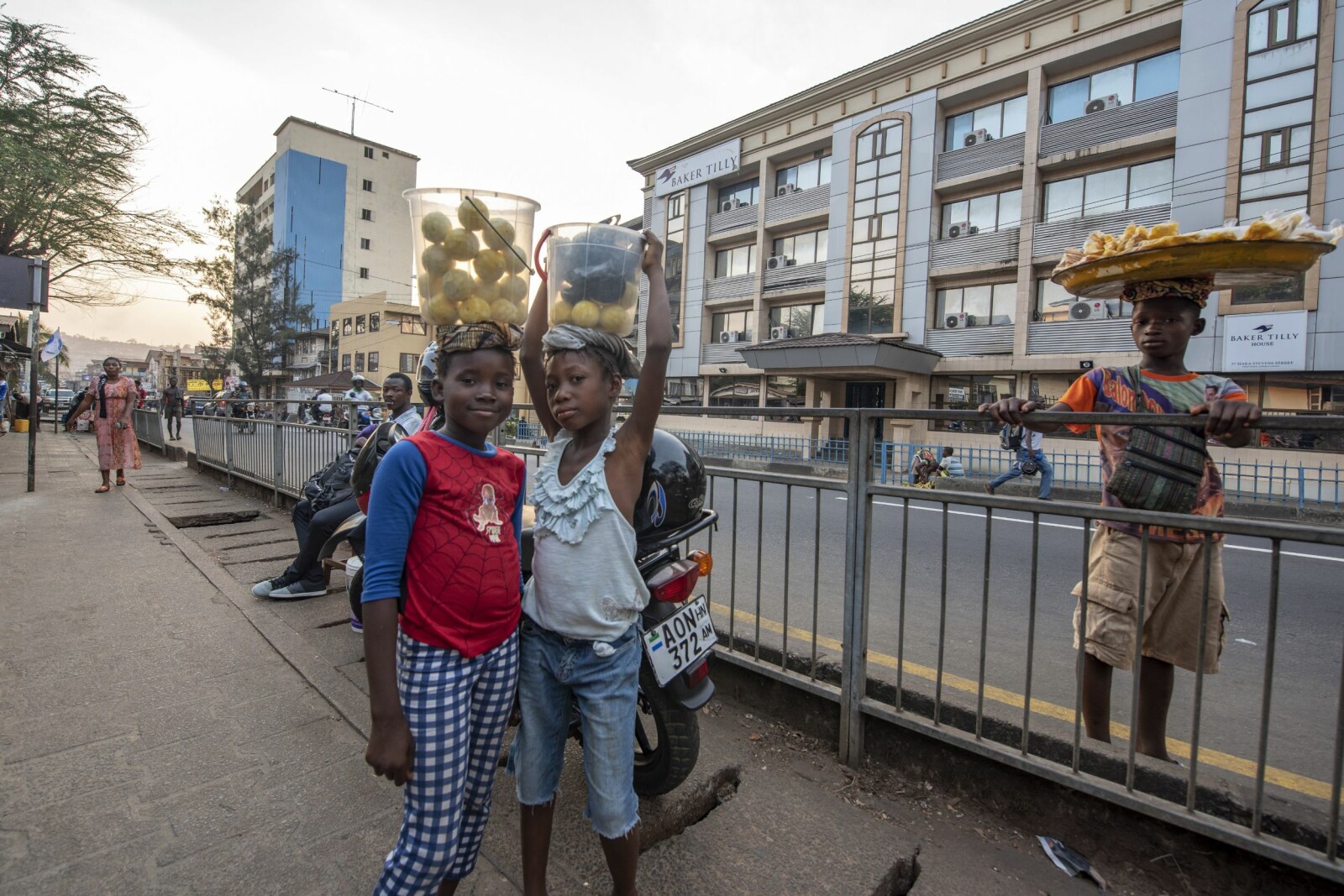 <b>FRUKTSELGERNE:</b> – Vil du kjøpe appelsiner? Barn som selger frukt på gata i Freetown. <b>FRUKTSELGERNE:</b> – Vil du kjøpe appelsiner? Barn som selger frukt på gata i Freetown.
