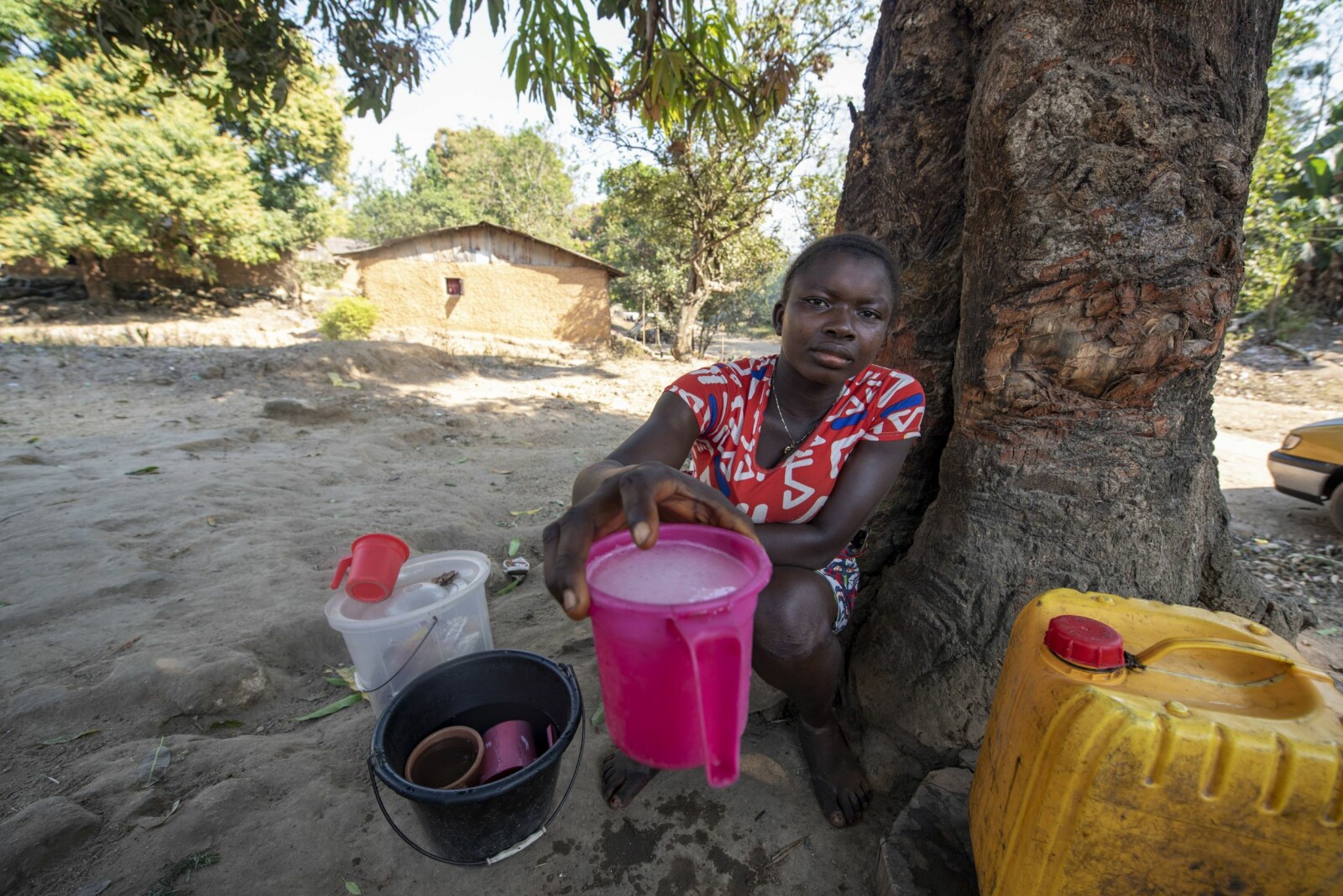 <b>VIN HER:</b> – Har dere lyst på palmevin? Margaret fyller opp et drøyt plastkrus til 5000 sierraleonske dollar (5 kroner). <b>VIN HER:</b> – Har dere lyst på palmevin? Margaret fyller opp et drøyt plastkrus til 5000 sierraleonske dollar (5 kroner).