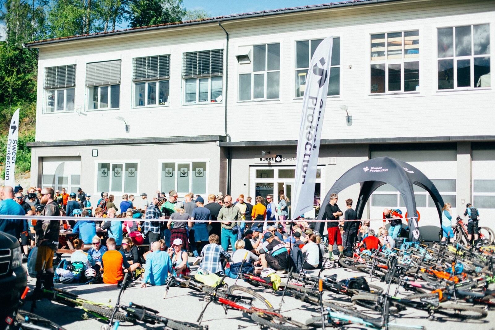 <b>AFTERBIKE:</b> Afterbike på asfalten utenfor Sweet Protection er fast tradisjon på Utflukt. <b>AFTERBIKE:</b> Afterbike på asfalten utenfor Sweet Protection er fast tradisjon på Utflukt.
