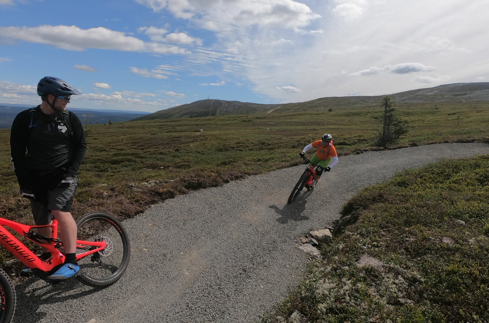 <b>FLYTSTI:</b> Midt oppe på Trysilfjellet er det anlagt en artig nedoversti med kurver og småhopp. Elsykkelen har lavt tyngdepunkt og ligger som limt mot underlaget. <b>FLYTSTI:</b> Midt oppe på Trysilfjellet er det anlagt en artig nedoversti med kurver og småhopp. Elsykkelen har lavt tyngdepunkt og ligger som limt mot underlaget.