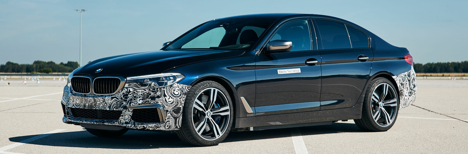 <b>TRE ELMOTORER:</b> I 2020 introduserer BMW femte generasjon elektrisk drivlinje. En av bilene som testes er en 5-serie med tre nye elektromotorer og en total effekt på 530 kW/720 hk. Akselerasjonen fra 0-100 km/t gjøres unna på godt under 3 sekunder. Elektromotoren og batteriene som nå testes vil bli å finne i kommende BMW-modeller. <b>TRE ELMOTORER:</b> I 2020 introduserer BMW femte generasjon elektrisk drivlinje. En av bilene som testes er en 5-serie med tre nye elektromotorer og en total effekt på 530 kW/720 hk. Akselerasjonen fra 0-100 km/t gjøres unna på godt under 3 sekunder. Elektromotoren og batteriene som nå testes vil bli å finne i kommende BMW-modeller.