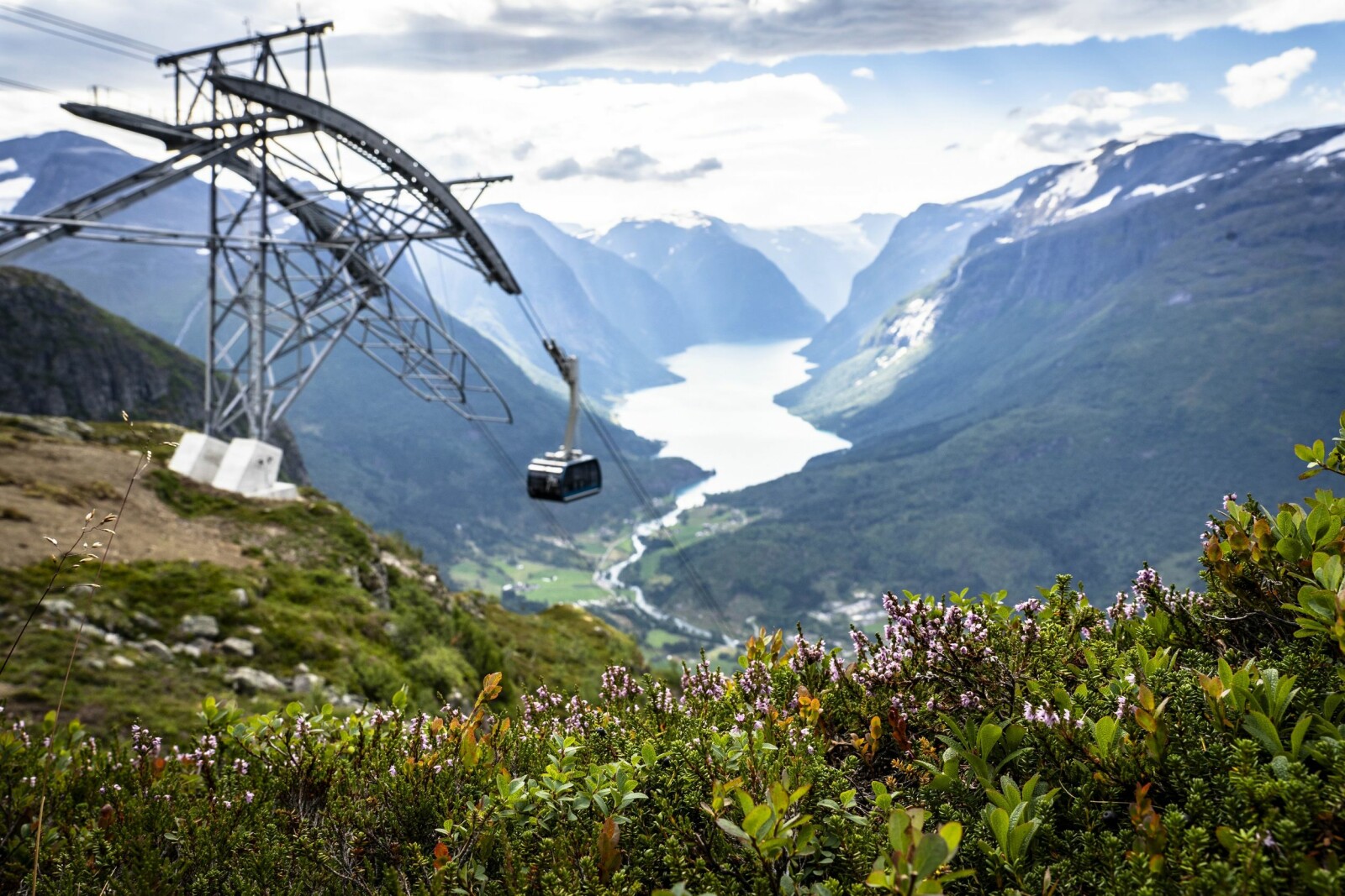 <b>SPEKTAKULÆRT:</b> Loen Skylift, som åpnet mai 2017, byr på spektakulær utsikt. Over 100.000 personer tok Loen Skylift i 2018. Loen har cirka 600 innbyggere. <b>SPEKTAKULÆRT:</b> Loen Skylift, som åpnet mai 2017, byr på spektakulær utsikt. Over 100.000 personer tok Loen Skylift i 2018. Loen har cirka 600 innbyggere.