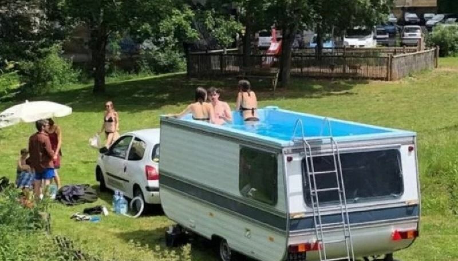 OPPFINNSOMT: Folk er kreative, men vi tviler vel på at denne hadde sluppet gjennom hos Biltilsynet? OPPFINNSOMT: Folk er kreative, men vi tviler vel på at denne hadde sluppet gjennom hos Biltilsynet?