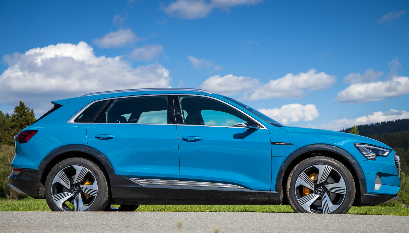 <b>SVÆR:</b> Audi e-tron er en tungvekter på veien. Det gir Audis prestisje-elbil noen merkbare ulemper. <b>SVÆR:</b> Audi e-tron er en tungvekter på veien. Det gir Audis prestisje-elbil noen merkbare ulemper.