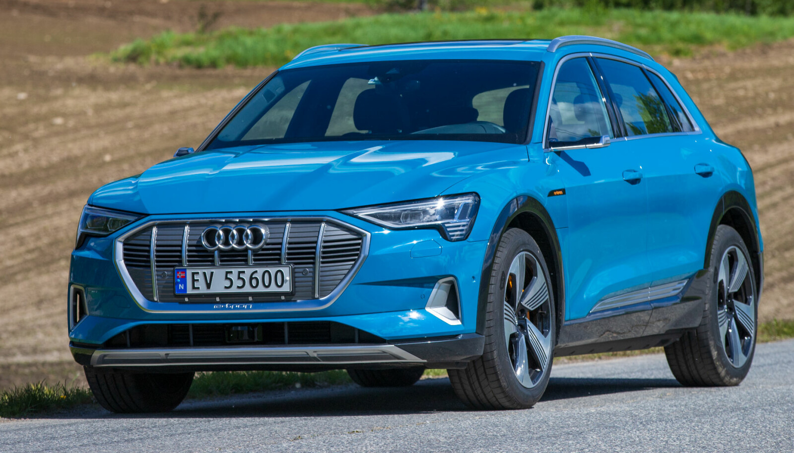 TØFF: Ingen tvil om at Audi e-tron vekker oppsikt i trafikken. Og må stoppe ofte for å lade. TØFF: Ingen tvil om at Audi e-tron vekker oppsikt i trafikken. Og må stoppe ofte for å lade.