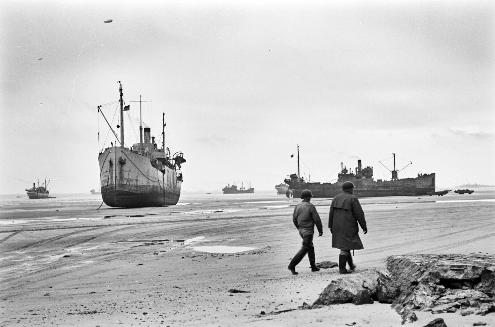 <b>PÅ TRYGG GRUNN:</b> De norske handelsskipene Fagerbro (t.v.) og Heien (t.h.) var blant de 50 norske sivile fartøyene som bidro til at invasjonen i Normandie lyktes. Her under lossing ved lavvann utenfor det amerikanske avsnittet av stranden. <b>PÅ TRYGG GRUNN:</b> De norske handelsskipene Fagerbro (t.v.) og Heien (t.h.) var blant de 50 norske sivile fartøyene som bidro til at invasjonen i Normandie lyktes. Her under lossing ved lavvann utenfor det amerikanske avsnittet av stranden.