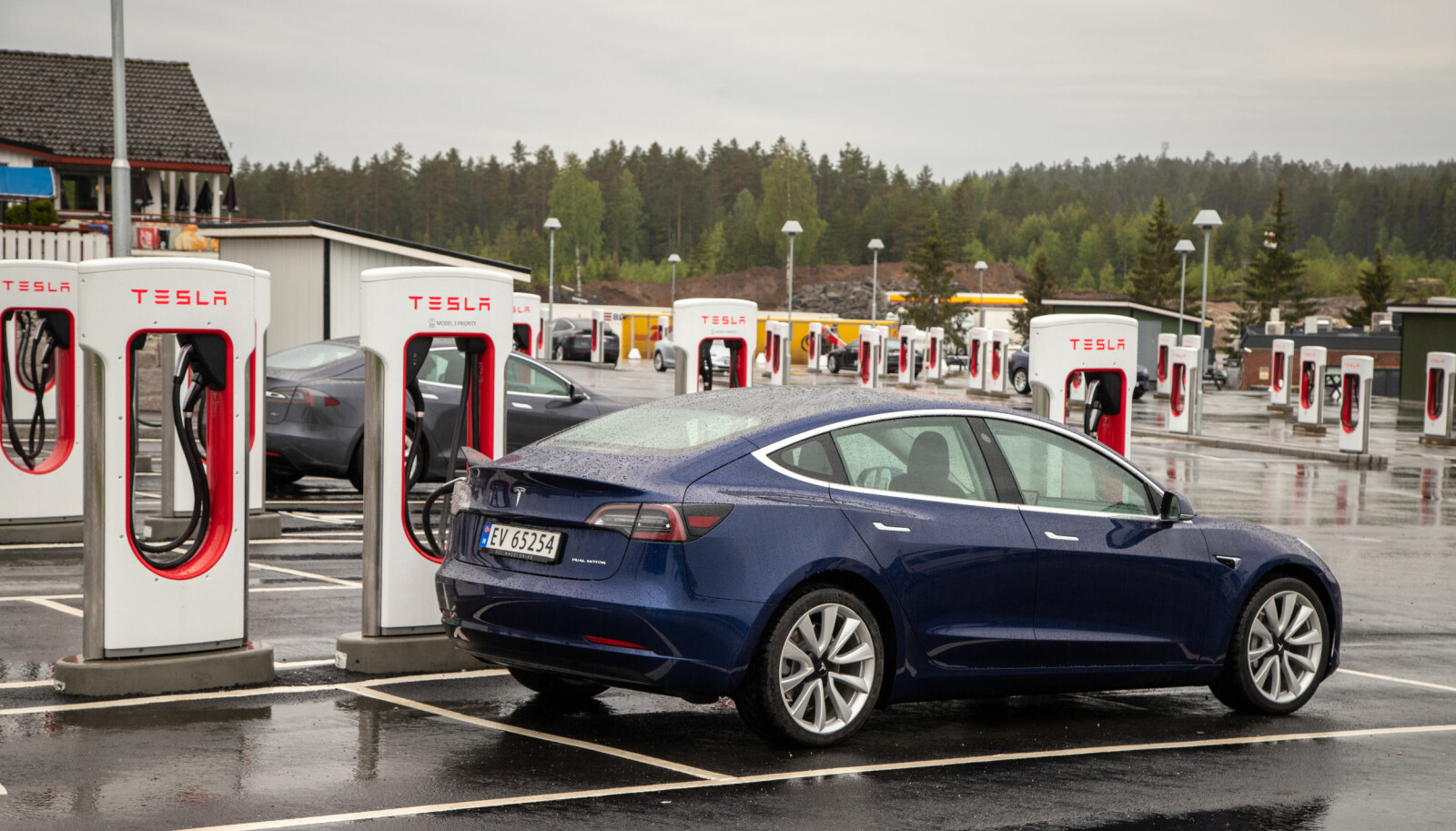 <b>STILIG:</b> På Nebbenes viser Tesla hvordan en ladestasjon skal se ut. <b>STILIG:</b> På Nebbenes viser Tesla hvordan en ladestasjon skal se ut.