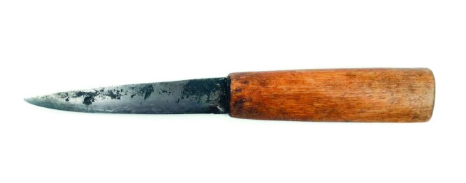 <b>AVGJØRENDE REDSKAP:</b> En håndsmidd kniv, fiskeutstyr og piler med utstyrt med gåsefjær. Alt er typisk for vikingtida og er kopier etter funn. (Foto: Kim Hjardar) <b>AVGJØRENDE REDSKAP:</b> En håndsmidd kniv, fiskeutstyr og piler med utstyrt med gåsefjær. Alt er typisk for vikingtida og er kopier etter funn. (Foto: Kim Hjardar)