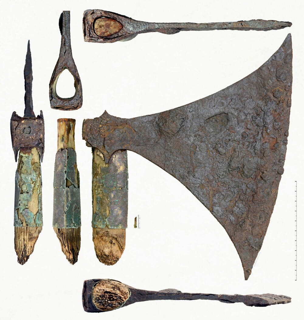 <b>EKTE VARE:</b> Disse gjenstandene er fra en vikinggrav: et fragment fra to mynter, sverd, øks og en stor bek-klump. <br/>(Foto: Vegard Vike/Kulturhistorisk museum, UiO) <b>EKTE VARE:</b> Disse gjenstandene er fra en vikinggrav: et fragment fra to mynter, sverd, øks og en stor bek-klump. <br/>(Foto: Vegard Vike/Kulturhistorisk museum, UiO)