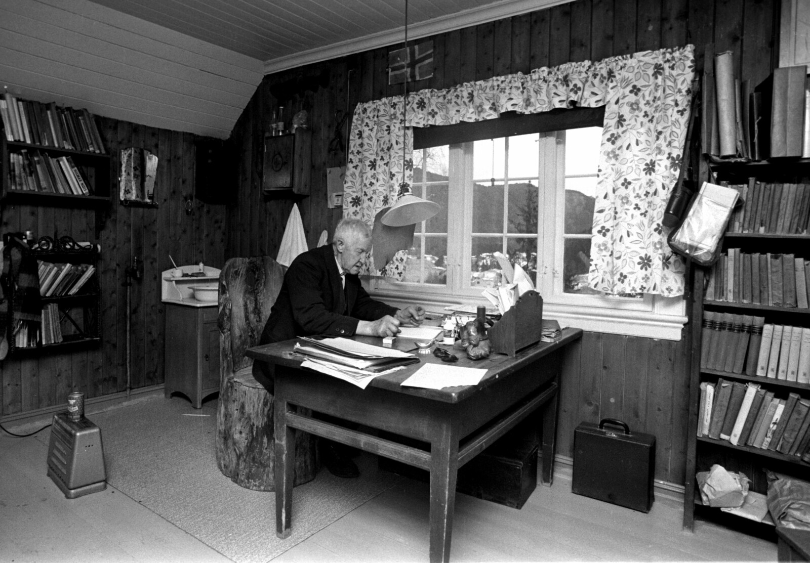 <b>NISSEBAKKEN:</b> Mikkjel Fønhus i arbeidsrommet hjemme på Nissebakken. Her skrev han de fleste av bøkene sine. <b>NISSEBAKKEN:</b> Mikkjel Fønhus i arbeidsrommet hjemme på Nissebakken. Her skrev han de fleste av bøkene sine.