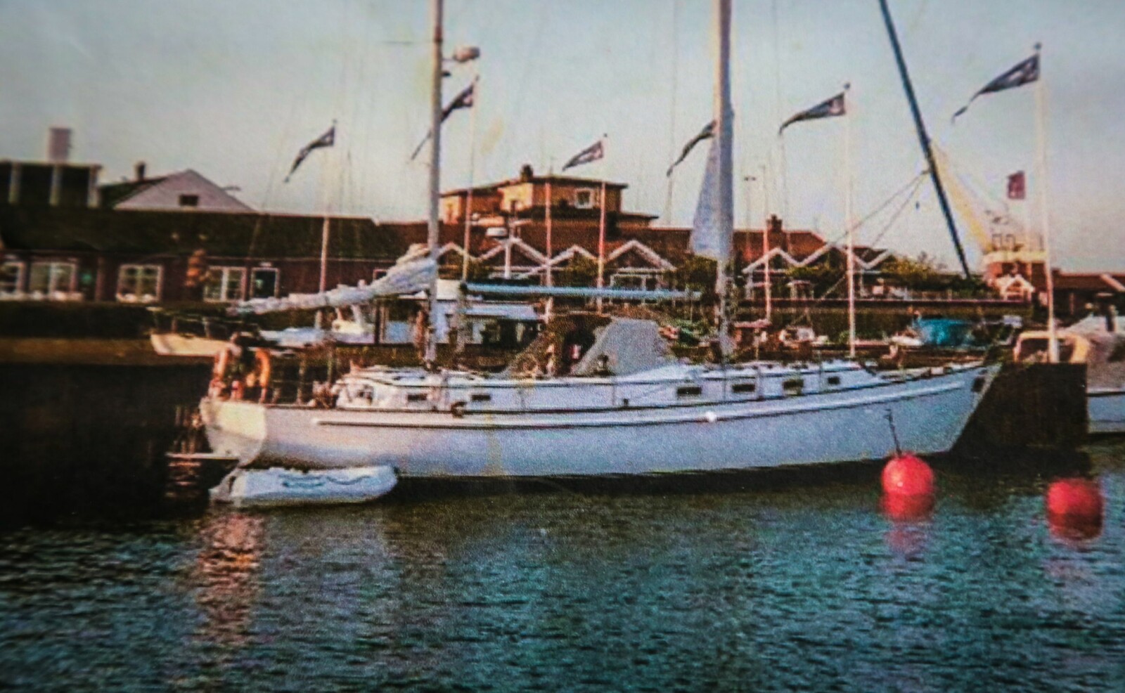 <b>FORSVANT:</b> Her er den store tomastede seilbåten på 46 fot fotografert i Horten havn. <br/>Det er et mysterium at det <br/>aldri ble funnet en eneste pinne vrakgods etter den. <b>FORSVANT:</b> Her er den store tomastede seilbåten på 46 fot fotografert i Horten havn. <br/>Det er et mysterium at det <br/>aldri ble funnet en eneste pinne vrakgods etter den.