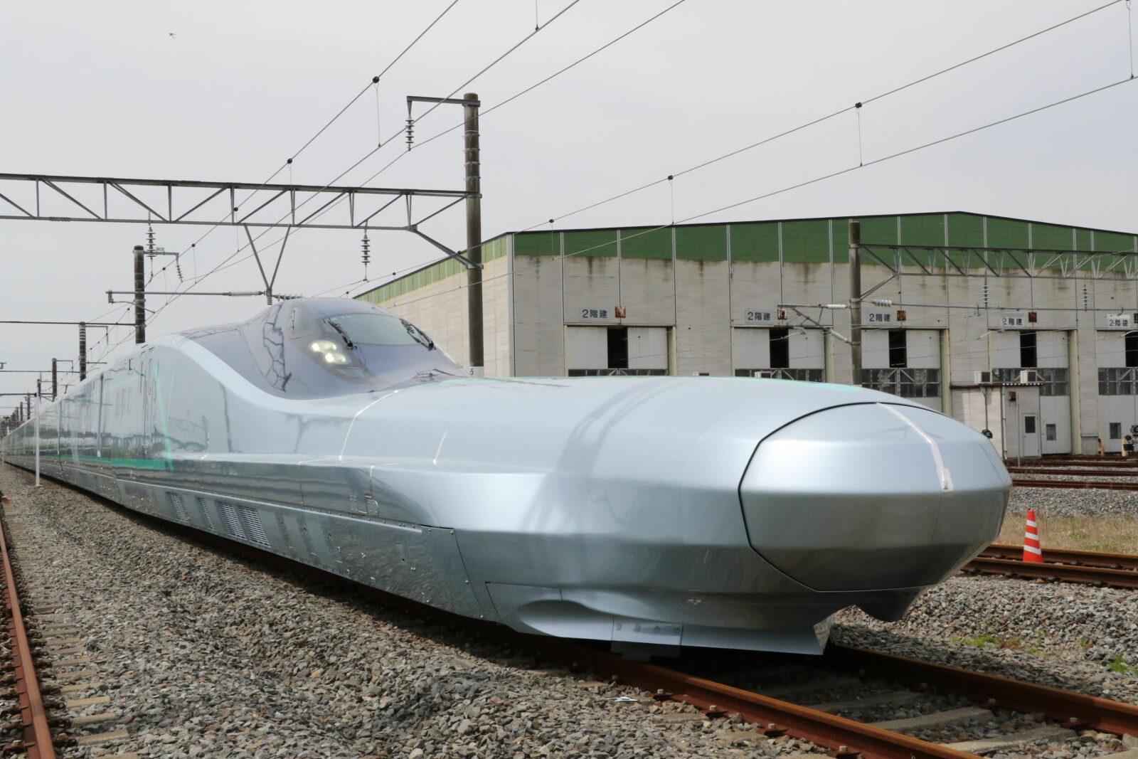 <b>NESEVIS:</b> Et ALFA-X-tog oppnådde en hastighet på 320 km/t da det ble testet 16. mai i år, men toget skal være kapabelt for langt høyere hastigheter. <b>NESEVIS:</b> Et ALFA-X-tog oppnådde en hastighet på 320 km/t da det ble testet 16. mai i år, men toget skal være kapabelt for langt høyere hastigheter.
