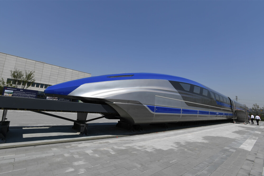 <b>MAGLEV:</b> I mai i år avduket Kina en prototype på sitt første maglev-tog som de har utviklet selv. Toget er bygget for hastigheter opp mot 600 km/t. <b>MAGLEV:</b> I mai i år avduket Kina en prototype på sitt første maglev-tog som de har utviklet selv. Toget er bygget for hastigheter opp mot 600 km/t.