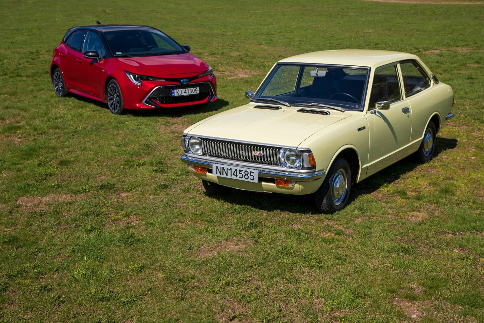 <b>BARE I NAVNET:</b> De heter Toyota Corolla begge to. Ellers er det få likheter når nesten 50 års bilutvikling ligger mellom dem. <b>BARE I NAVNET:</b> De heter Toyota Corolla begge to. Ellers er det få likheter når nesten 50 års bilutvikling ligger mellom dem.