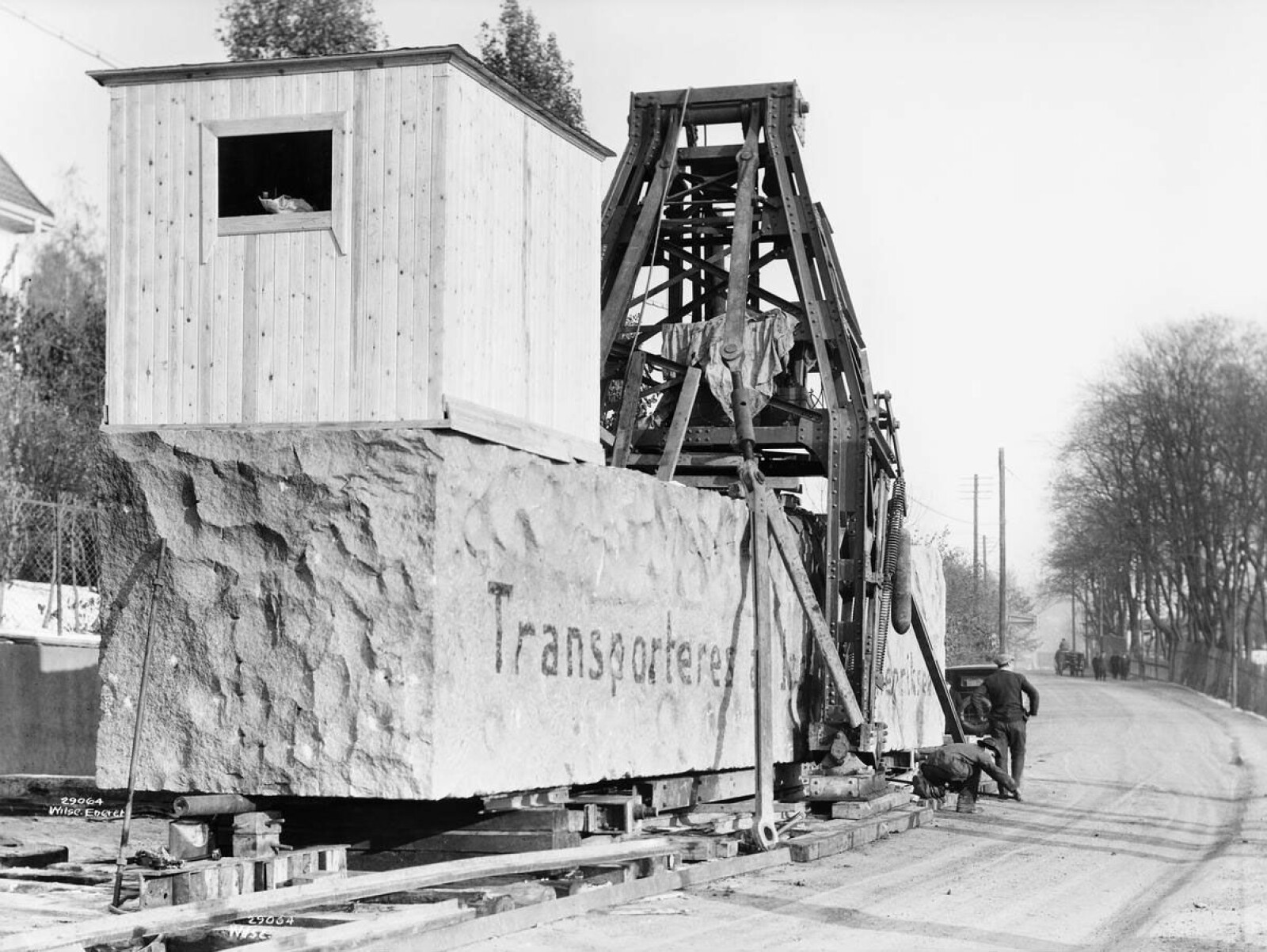 <b>PÅ DRAMMENSVEIEN:</b> Monolitt på vei. Maks fremdrift på én dag var 50 meter. Steinen som var 17,1 meter lang, hadde en flate i bunnen på 2,65 x 2,65 meter og 1,95 x 1,95 meter i toppen. <b>PÅ DRAMMENSVEIEN:</b> Monolitt på vei. Maks fremdrift på én dag var 50 meter. Steinen som var 17,1 meter lang, hadde en flate i bunnen på 2,65 x 2,65 meter og 1,95 x 1,95 meter i toppen.