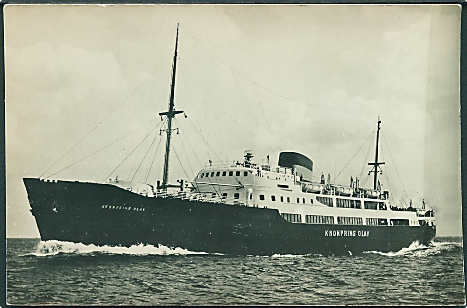 <b>MIRAKEL:</b> At «Kronsprins Olav», eller «Frankfurt» som hun da het, kom fra bombingen av Sassnitz med bare noen skrammer, er nærmest utrolig. <b>MIRAKEL:</b> At «Kronsprins Olav», eller «Frankfurt» som hun da het, kom fra bombingen av Sassnitz med bare noen skrammer, er nærmest utrolig.