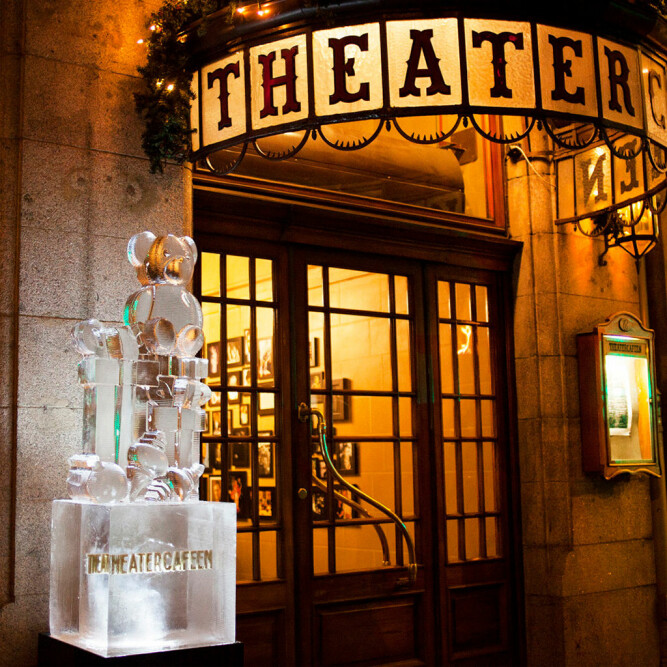 <b><SPAN CLASS=BOLD><STRONG>ISKALD PYNT:</b></strong></span> Mr. Iceman leverer flere isskulpturer, som her til Theatercafeen i Oslo. <b><SPAN CLASS=BOLD><STRONG>ISKALD PYNT:</b></strong></span> Mr. Iceman leverer flere isskulpturer, som her til Theatercafeen i Oslo.