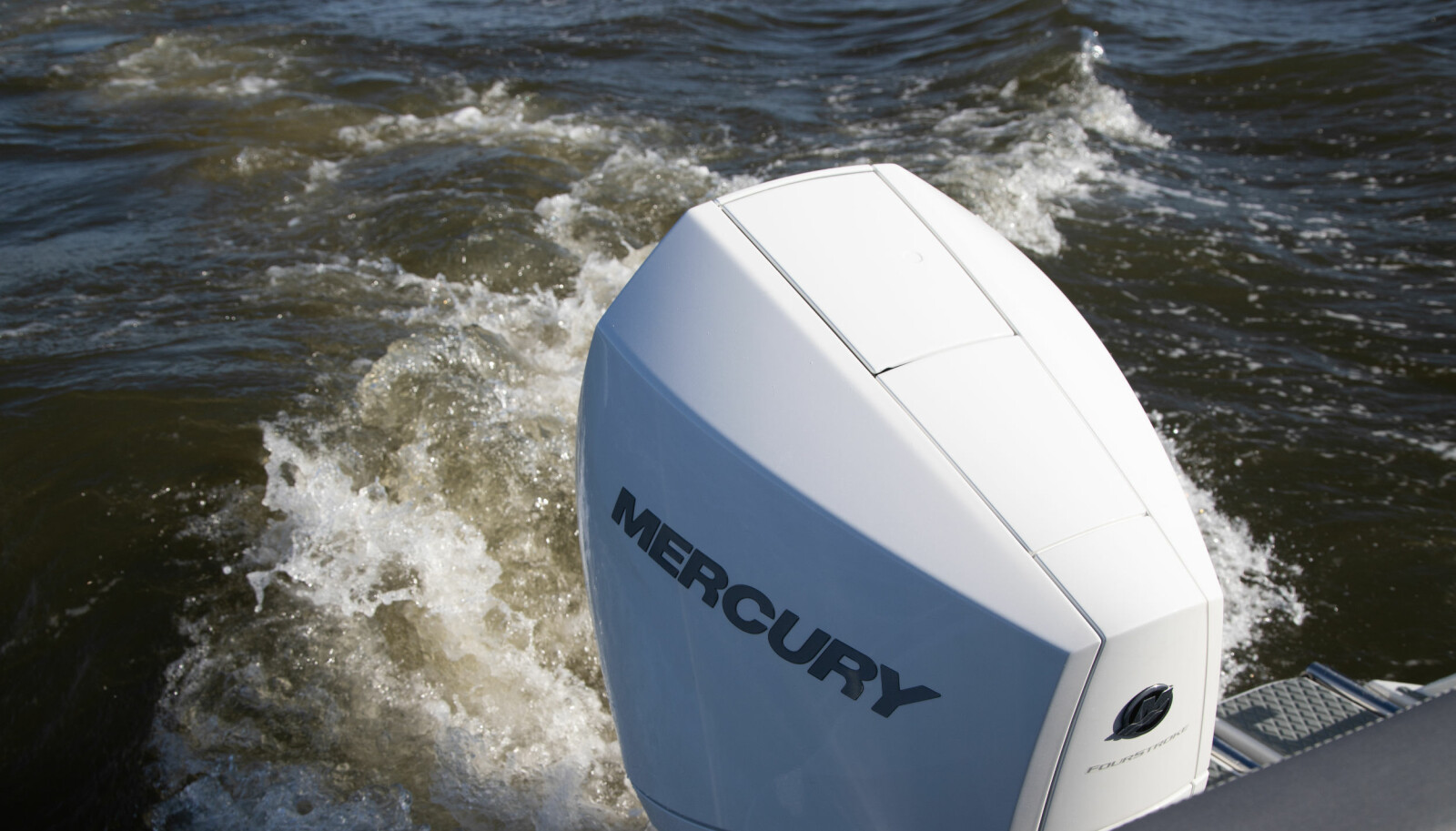 <b>IKKE BARE RASK:</b> Den nye V6-motoren fra Mercury gir også langt finere lydbilde. <b>IKKE BARE RASK:</b> Den nye V6-motoren fra Mercury gir også langt finere lydbilde.