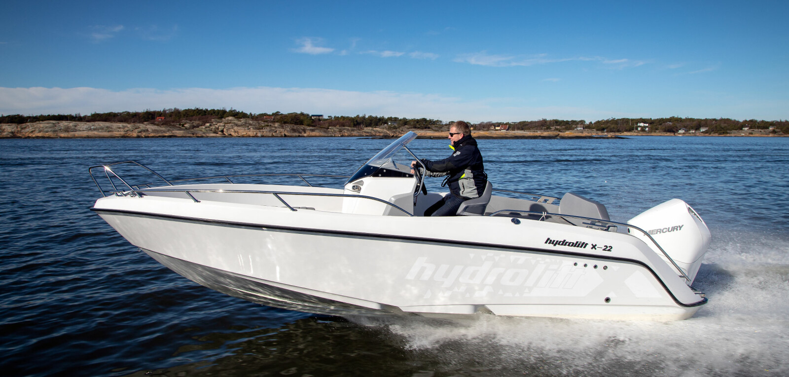 <b>GÅR SÅ DET GRINER:</b> X-22 har fartsegenskaper slik det sømmer seg en Hydrolift. <b>GÅR SÅ DET GRINER:</b> X-22 har fartsegenskaper slik det sømmer seg en Hydrolift.