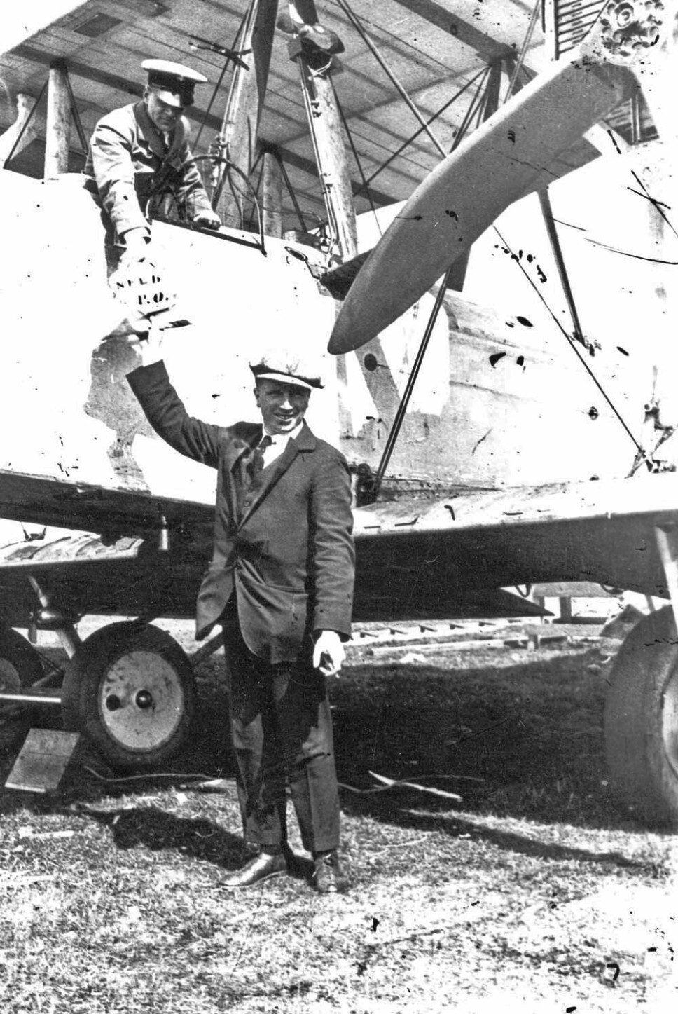 <b>POST:</b> Alloc og Brown tar om bord post før rekordflyvningen. <b>POST:</b> Alloc og Brown tar om bord post før rekordflyvningen.