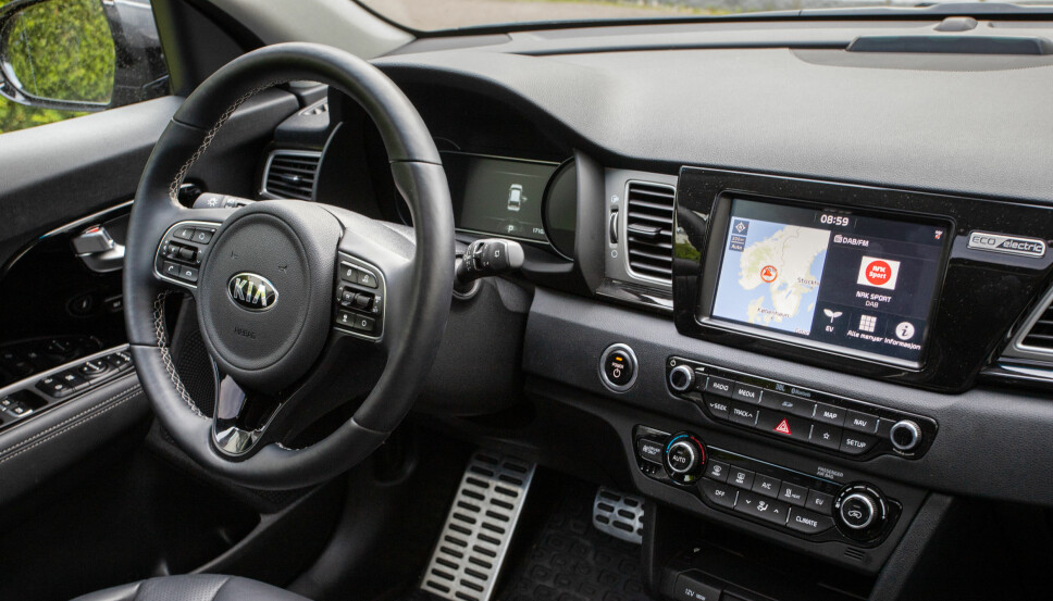 MERKES: Kia Niro ble lansert i februar 2016. På noen områder merkes det at nyere konkurrenter har kommet til. Blant annet på førermiljø. MERKES: Kia Niro ble lansert i februar 2016. På noen områder merkes det at nyere konkurrenter har kommet til. Blant annet på førermiljø.