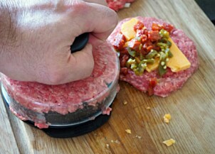 <b>PUCK:</b> En burgerform er praktisk, men du kan fint bruke hendene også. <b>PUCK:</b> En burgerform er praktisk, men du kan fint bruke hendene også.