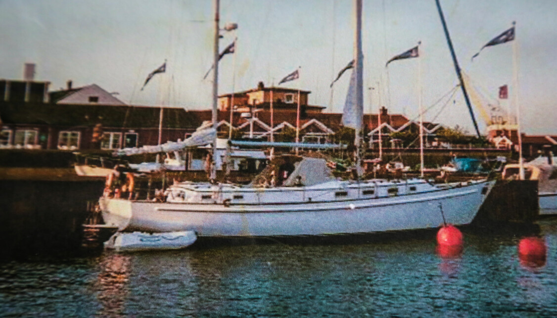 <b>SOLID SKUTE:</b> Den 46 fot store, tomastede seilbåten fotografert i Horten havn. <b>SOLID SKUTE:</b> Den 46 fot store, tomastede seilbåten fotografert i Horten havn.