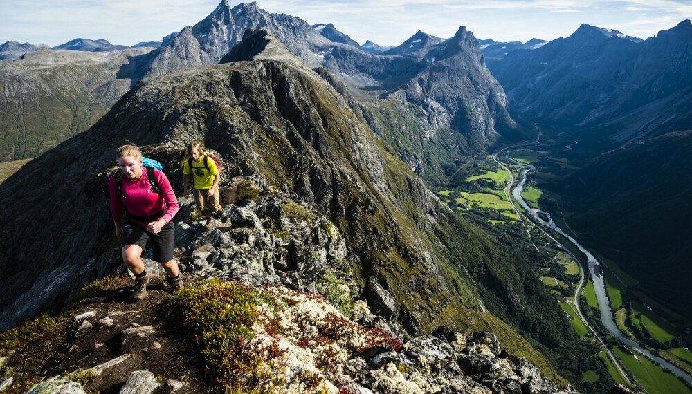 Den norske fjellheimen har flere fantastisk kvasse og smale fjellrygger - ikke minst Romsdalseggen. Den norske fjellheimen har flere fantastisk kvasse og smale fjellrygger - ikke minst Romsdalseggen.