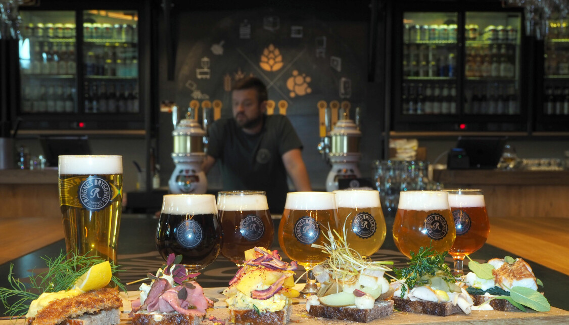<b>PLANKEKJØRING:</b> Å gi maten selskap av den riktige typen øl trenger ikke være vanskelig. Her en planke med smørbrød, med forskjellige ølsorter som passer. <b>PLANKEKJØRING:</b> Å gi maten selskap av den riktige typen øl trenger ikke være vanskelig. Her en planke med smørbrød, med forskjellige ølsorter som passer.