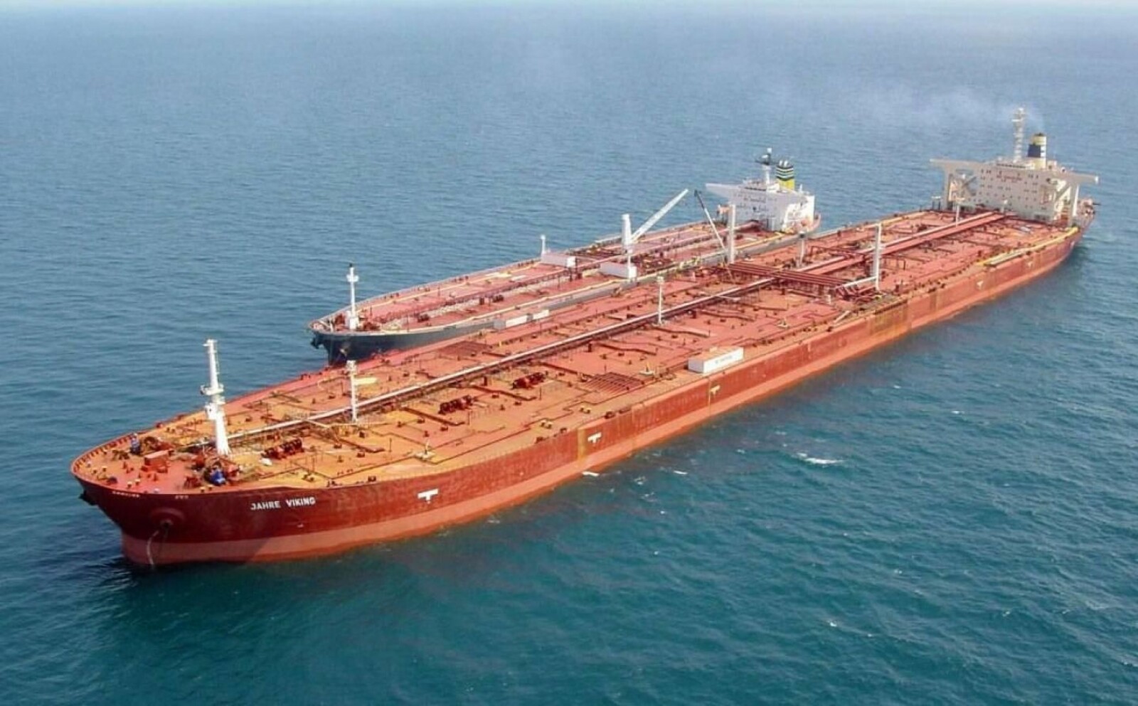 <b>KOLOSS:</b> 243 meter lange «Niriis» blir liten ved siden av 458 meter lange «Jahre Viking», eid av det norske kommandittselskapet Jahre Viking . <b>KOLOSS:</b> 243 meter lange «Niriis» blir liten ved siden av 458 meter lange «Jahre Viking», eid av det norske kommandittselskapet Jahre Viking .