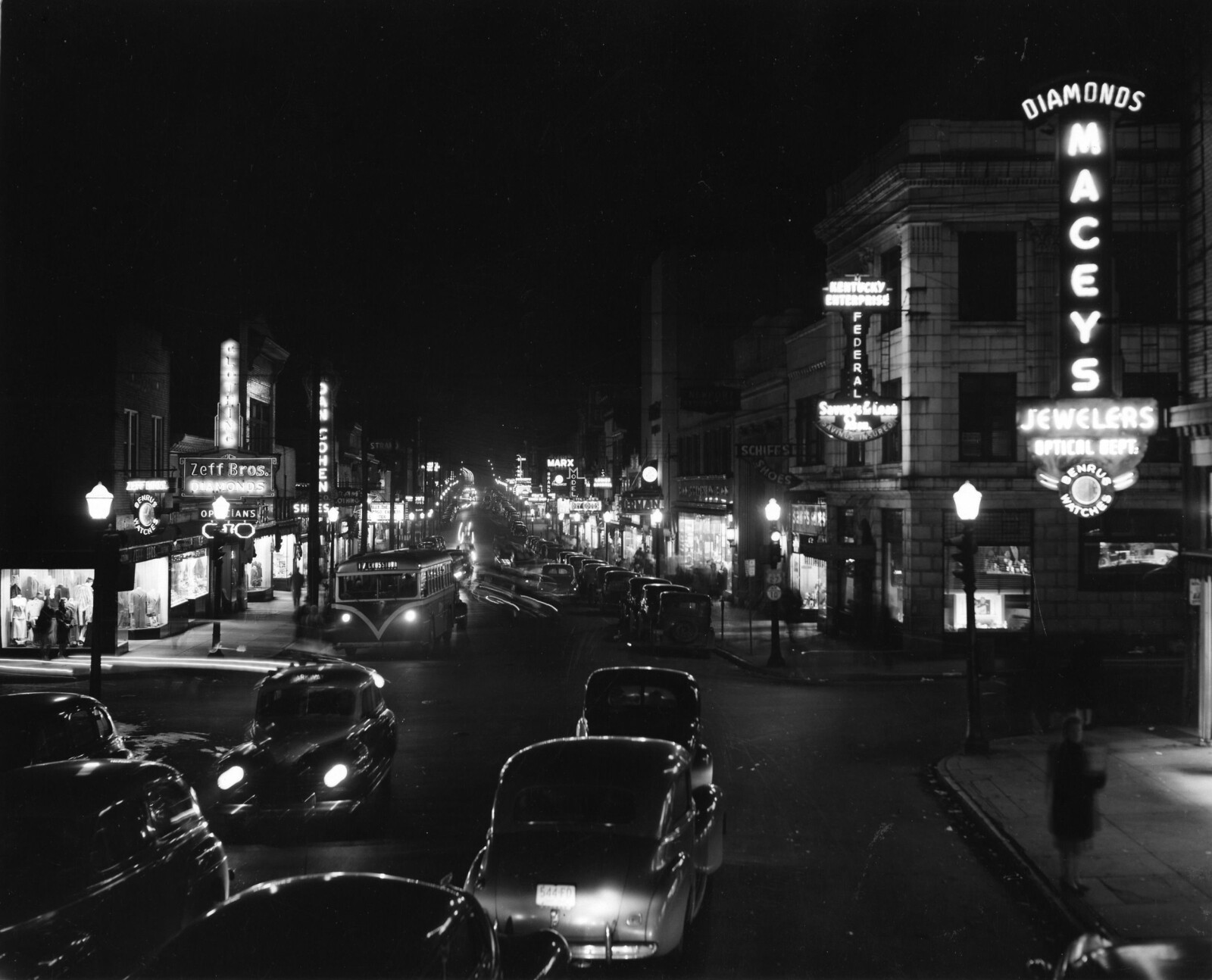 <b>SIN CITY:</b> Kveldsmørket har senket seg over Monmouth Street i Newport i 1946. Tidene for illegal virksomhet er god. Men det skal ikke vare. <b>SIN CITY:</b> Kveldsmørket har senket seg over Monmouth Street i Newport i 1946. Tidene for illegal virksomhet er god. Men det skal ikke vare.
