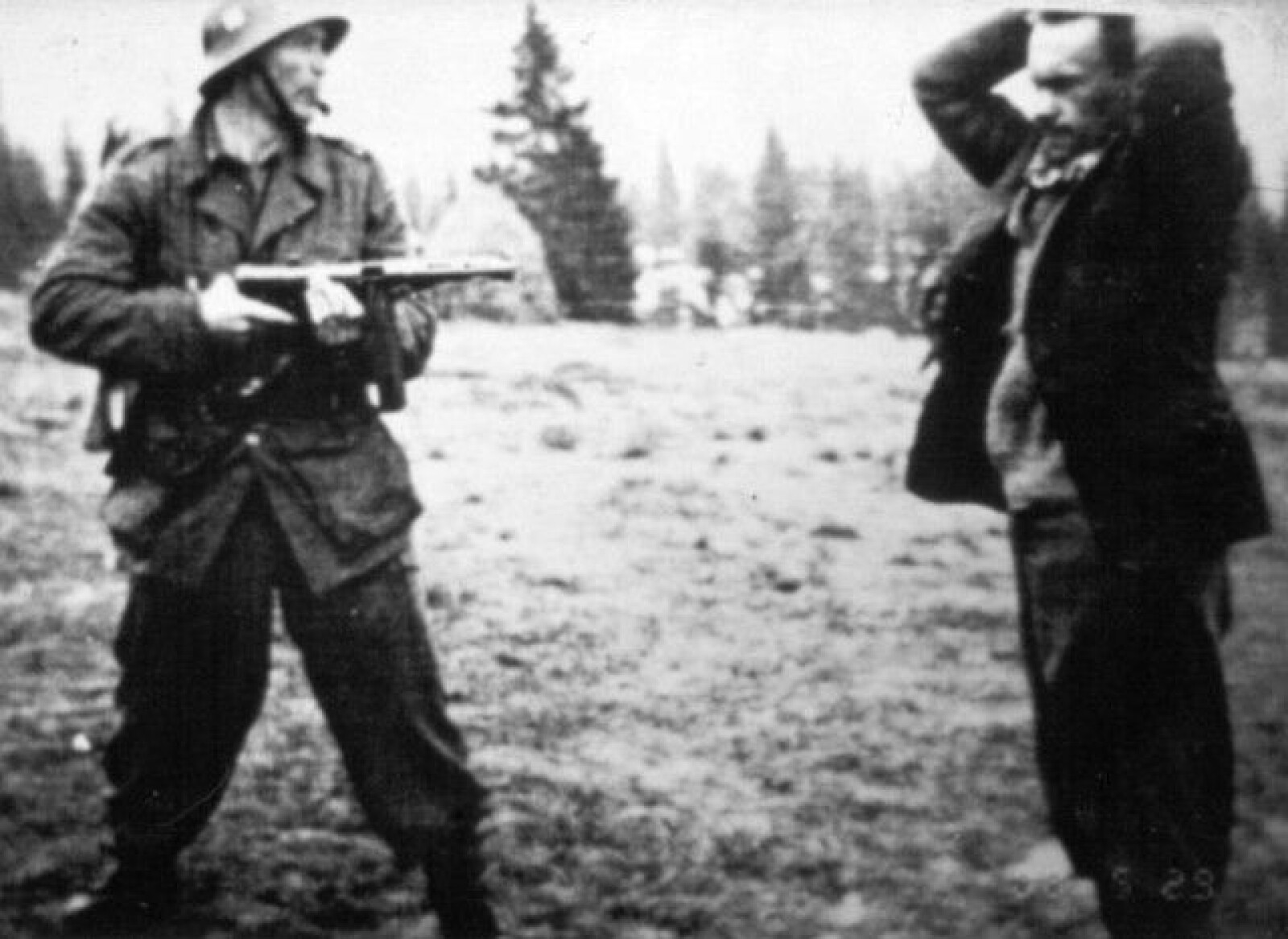 <b>PÅGREPET:</b> Henry Oliver Rinnan (t.h.) kom etter massiv beskytning ut fra sitt skjulested på Flysetra i Verdalsfjellet. Aksjonen ble ledet av korporal Magne Solheim (t.v.). <b>PÅGREPET:</b> Henry Oliver Rinnan (t.h.) kom etter massiv beskytning ut fra sitt skjulested på Flysetra i Verdalsfjellet. Aksjonen ble ledet av korporal Magne Solheim (t.v.).