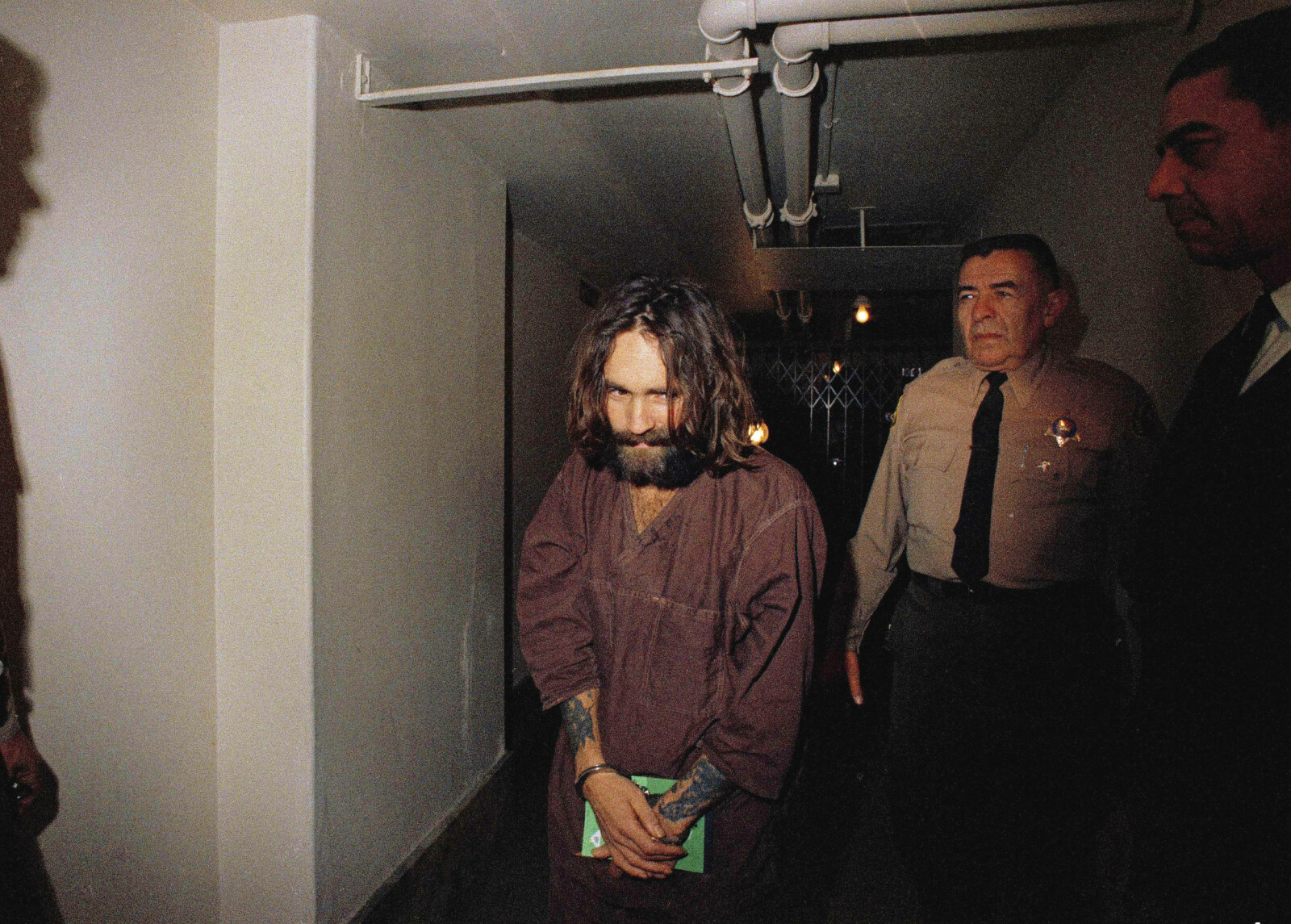 <b>MANIPULATOREN:</b> Charles Manson hadde hypnotisk makt over de andre i det halvreligiøse hippiesamfunnet han skapte <br/>ute i ørkenen i California. De drepte vilt fremmede personer uten å stille spørsmål. <b>MANIPULATOREN:</b> Charles Manson hadde hypnotisk makt over de andre i det halvreligiøse hippiesamfunnet han skapte <br/>ute i ørkenen i California. De drepte vilt fremmede personer uten å stille spørsmål.