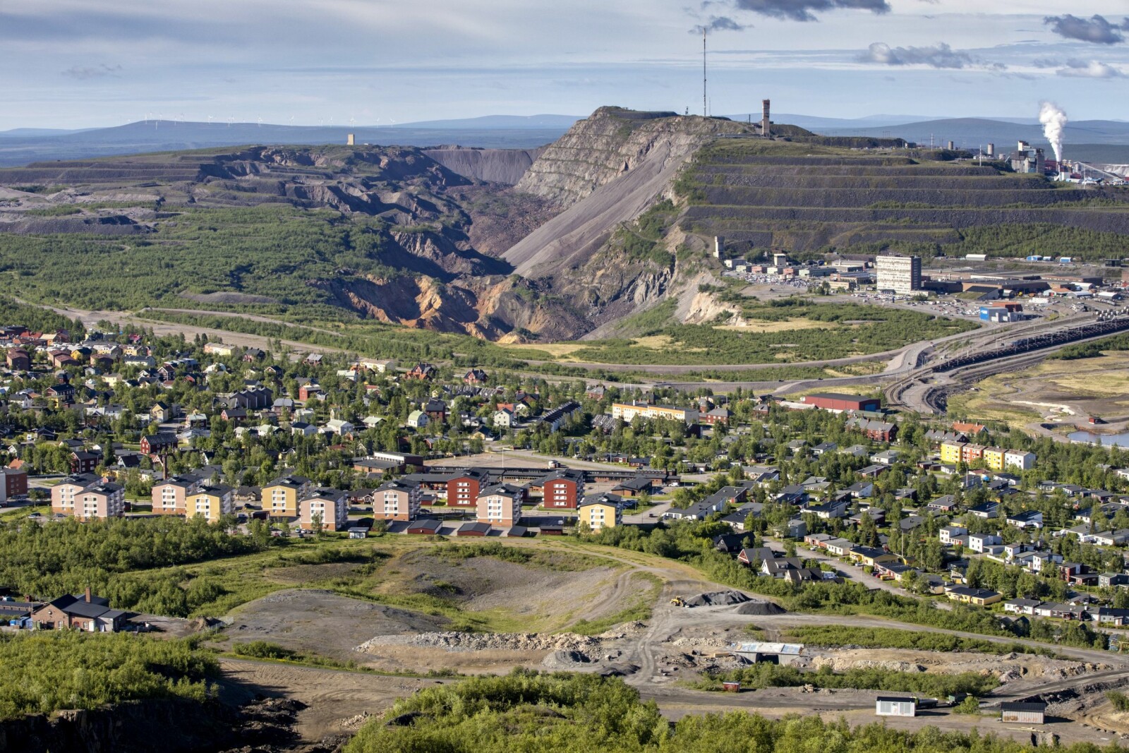 <b>SNART BORTE:</b> Dagens Kiruna med jernmalmgruven i bakgrunnen. Om få år vil mye av dette være borte. I 2022 skal byens nye sentrum stå klart omtrent tre kilometer lenger nord. <b>SNART BORTE:</b> Dagens Kiruna med jernmalmgruven i bakgrunnen. Om få år vil mye av dette være borte. I 2022 skal byens nye sentrum stå klart omtrent tre kilometer lenger nord.