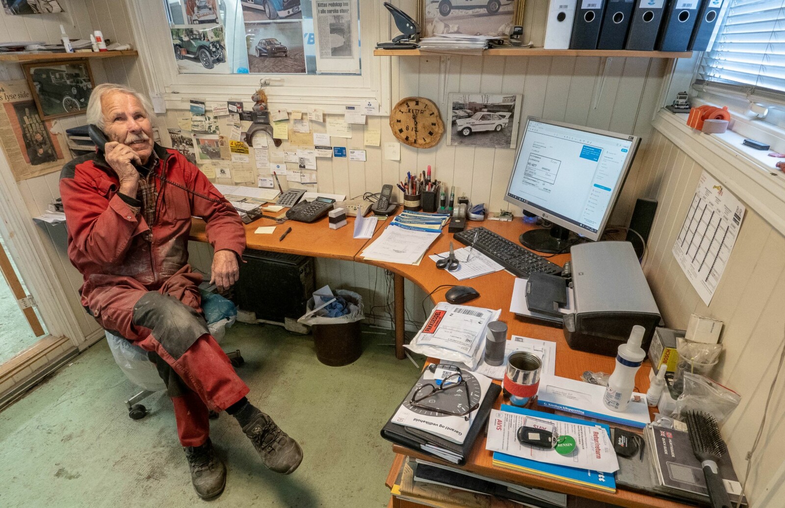 <b>TIDSREISE:</b> God gammeldags verkstedstemning på kundemottaket hos Gunnar Kittilsen Biloppretting. <b>TIDSREISE:</b> God gammeldags verkstedstemning på kundemottaket hos Gunnar Kittilsen Biloppretting.