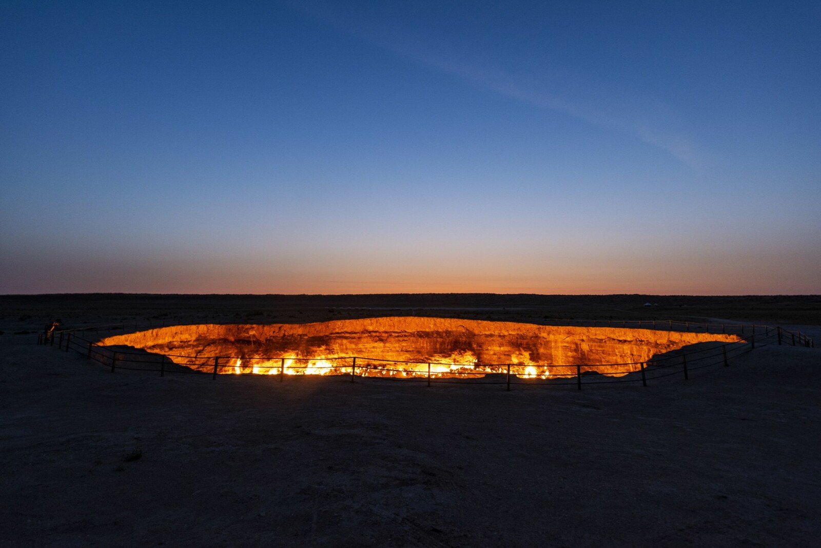 <b>METANHELVETE:</b> Derveze gasskrater er kjent som «Portalen til helvete», <br/>en av Turkmenistans største turistattraksjoner. Gassen <br/>har brent i 48 år. <b>METANHELVETE:</b> Derveze gasskrater er kjent som «Portalen til helvete», <br/>en av Turkmenistans største turistattraksjoner. Gassen <br/>har brent i 48 år.
