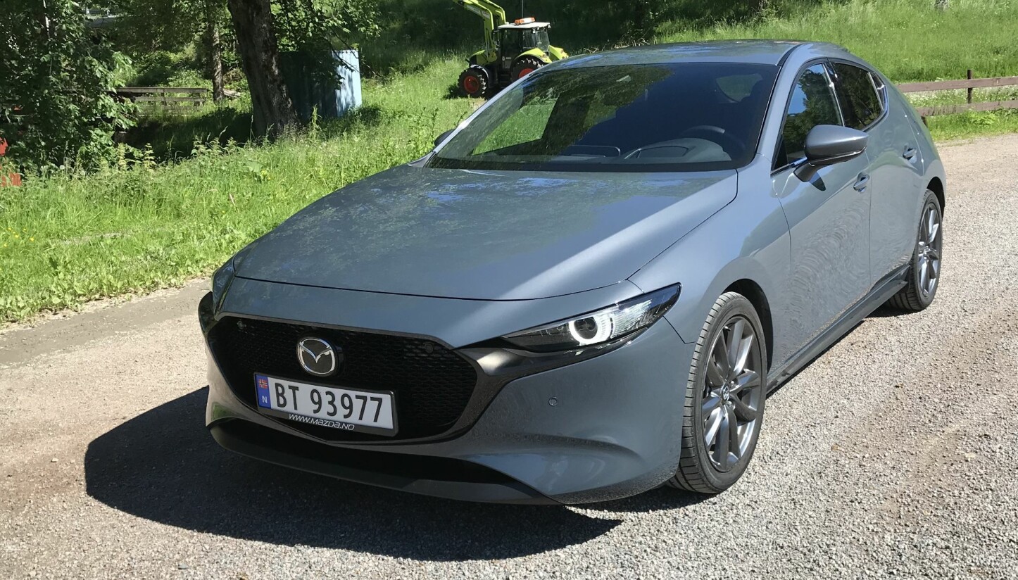 KJØR DA: Mazda3 er en fest å kjøre, men motor og praktiske egenskaper er ikke helt i tråd med dagens etterspørsel. KJØR DA: Mazda3 er en fest å kjøre, men motor og praktiske egenskaper er ikke helt i tråd med dagens etterspørsel.
