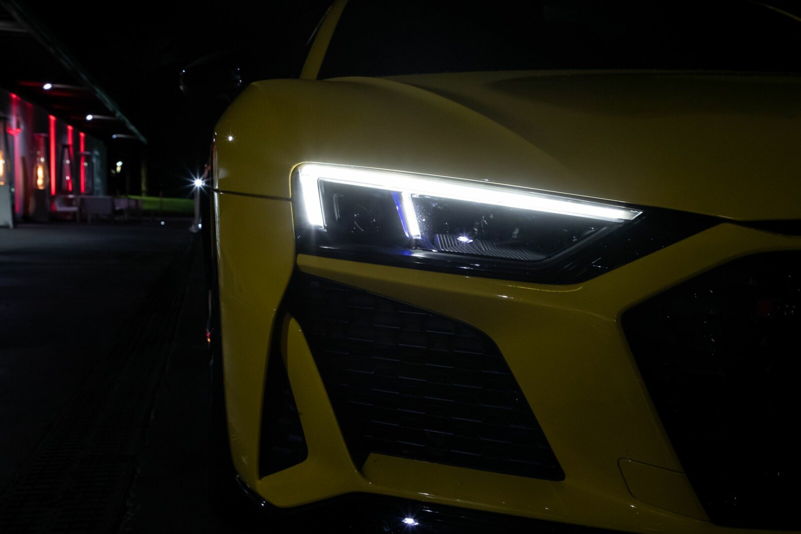 <b>LASERLYS:</b> En modul i frontlyktene gir fjernlys som rekker dobbelt så langt når hastigheten passerer 60 km/t. <b>LASERLYS:</b> En modul i frontlyktene gir fjernlys som rekker dobbelt så langt når hastigheten passerer 60 km/t.
