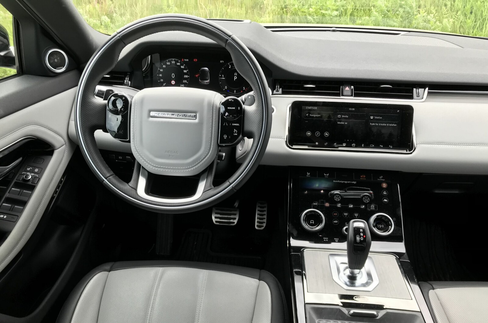 UTEN KNAPPER: Evoque har Land Rovers nye infotainmentsystemet Touch Pro Duo med to integrerte 10-tommers HD-berøringsskjermer. UTEN KNAPPER: Evoque har Land Rovers nye infotainmentsystemet Touch Pro Duo med to integrerte 10-tommers HD-berøringsskjermer.