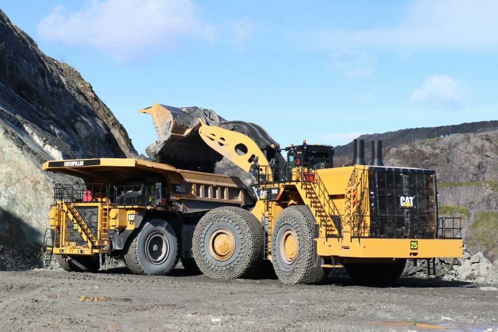 <b>40 TONN:</b> Cat 994K, verdens største mekaniske hjullaster, fyller 40 tonn i skuffen når den laster opp tipptruckene ved Titania i Rogaland. <b>40 TONN:</b> Cat 994K, verdens største mekaniske hjullaster, fyller 40 tonn i skuffen når den laster opp tipptruckene ved Titania i Rogaland.