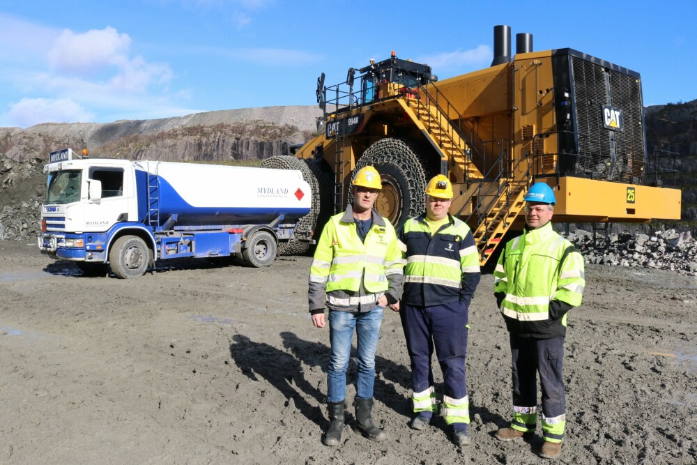 <b>DIESELSLUK:</b> Ronald Mydland (t.h.) sørger for dieselleveransen to ganger i døgnet. Her står han sammen med prosjektansvarlig, Kjell Gunnar Stormo (t.v.), og Oskar Løtoft (i midten). <b>DIESELSLUK:</b> Ronald Mydland (t.h.) sørger for dieselleveransen to ganger i døgnet. Her står han sammen med prosjektansvarlig, Kjell Gunnar Stormo (t.v.), og Oskar Løtoft (i midten).