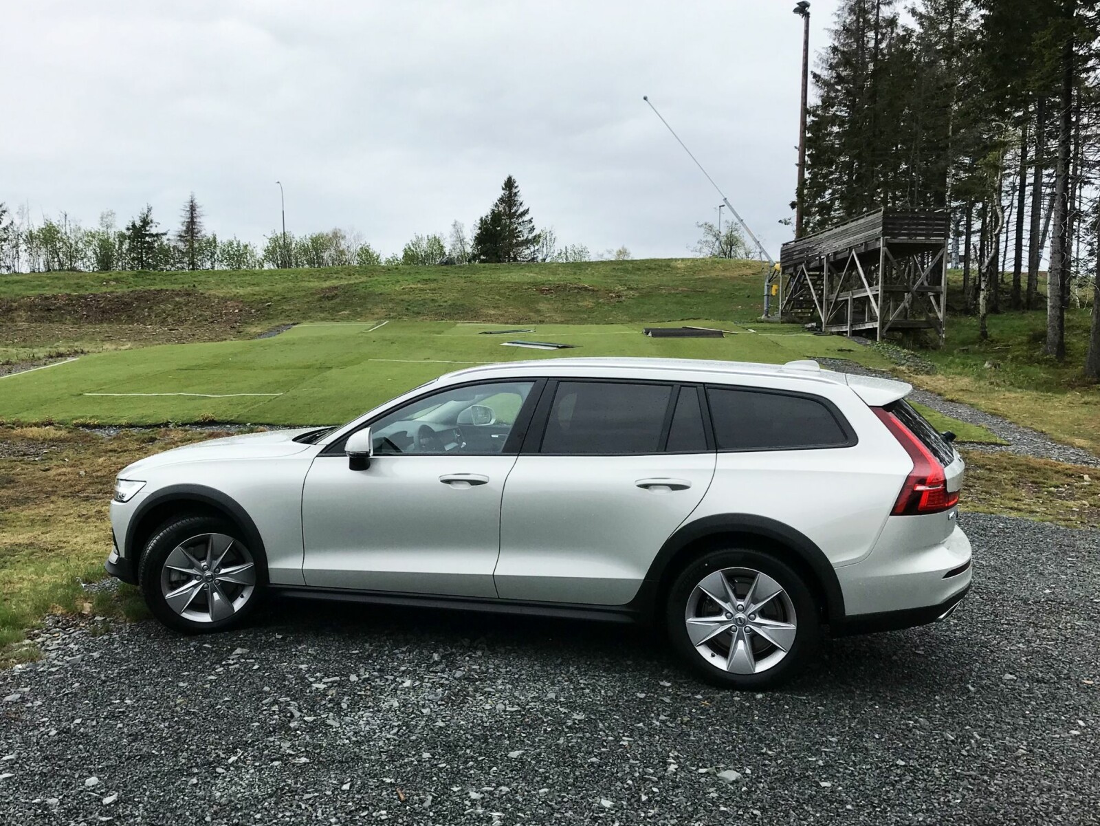 <b>MENER ALVOR:</b> Det er ikke bare plastpynt på V60 Cross Country. Bakkeklaring på 21 cm tar opp kampen med SUV-ene. <b>MENER ALVOR:</b> Det er ikke bare plastpynt på V60 Cross Country. Bakkeklaring på 21 cm tar opp kampen med SUV-ene.