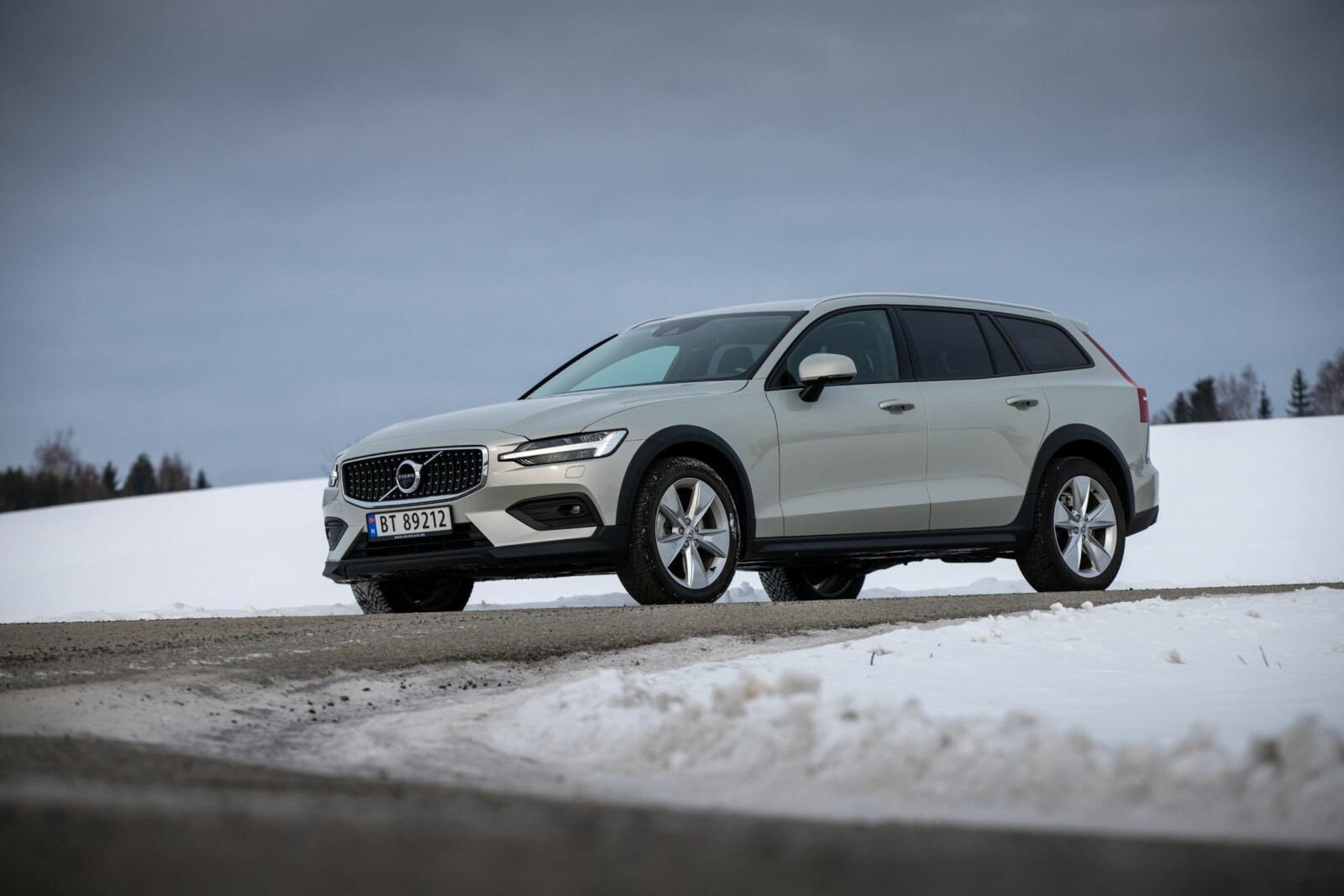 <b>HØY OG RØFF:</b> V60 Cross Country D4 tar seg frem også på dårlige veier. <b>HØY OG RØFF:</b> V60 Cross Country D4 tar seg frem også på dårlige veier.