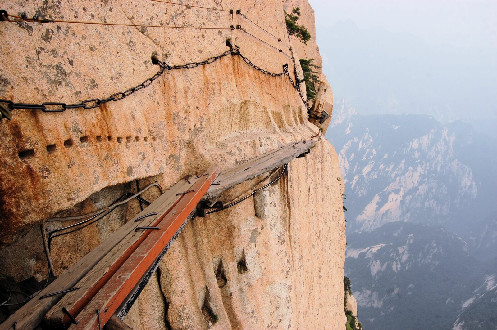 <b>PLANKESTI I SKYENE:</b> Den som skal gå plankestien på Mount Huashan bør ikke ha høydeskrekk. <b>PLANKESTI I SKYENE:</b> Den som skal gå plankestien på Mount Huashan bør ikke ha høydeskrekk.