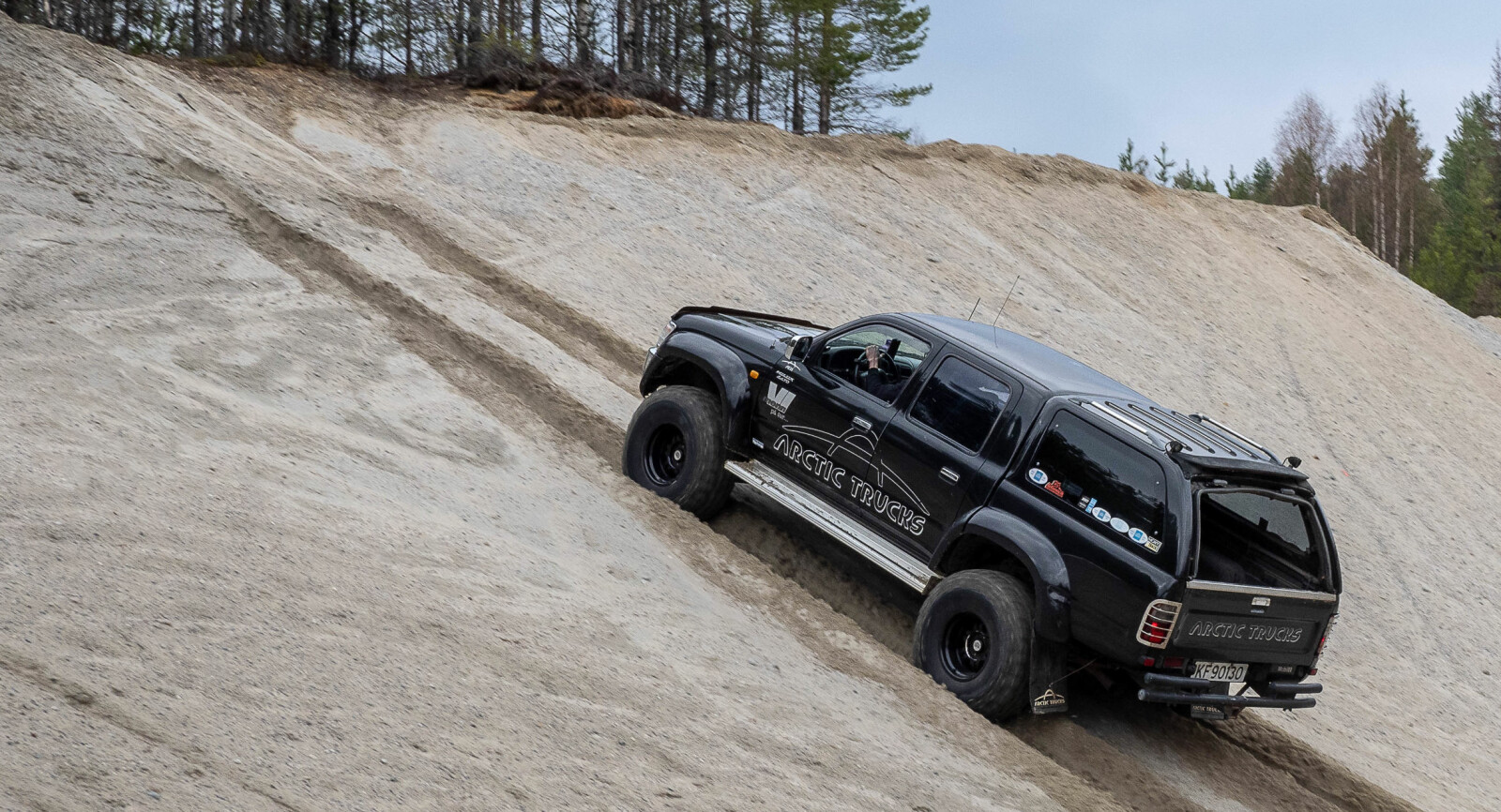 <b>SNARVEI:</b> Arctic Trucks-modifiserte 4WD-biler kan gjerne ta korteste vei mellom A og B. <b>SNARVEI:</b> Arctic Trucks-modifiserte 4WD-biler kan gjerne ta korteste vei mellom A og B.