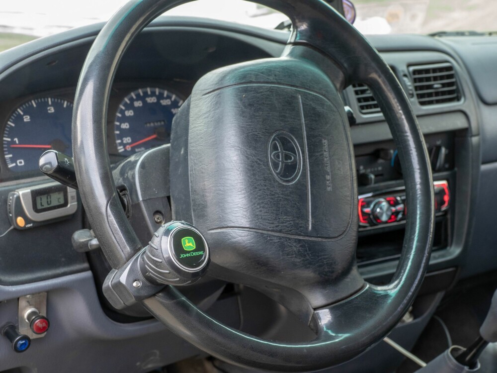 <b><SPAN CLASS=BOLD><STRONG>STYREHJELP:</b></strong> </span>En John Deere styrekule er kjekk å ha når det må skje noe kvikt. <b><SPAN CLASS=BOLD><STRONG>STYREHJELP:</b></strong> </span>En John Deere styrekule er kjekk å ha når det må skje noe kvikt.