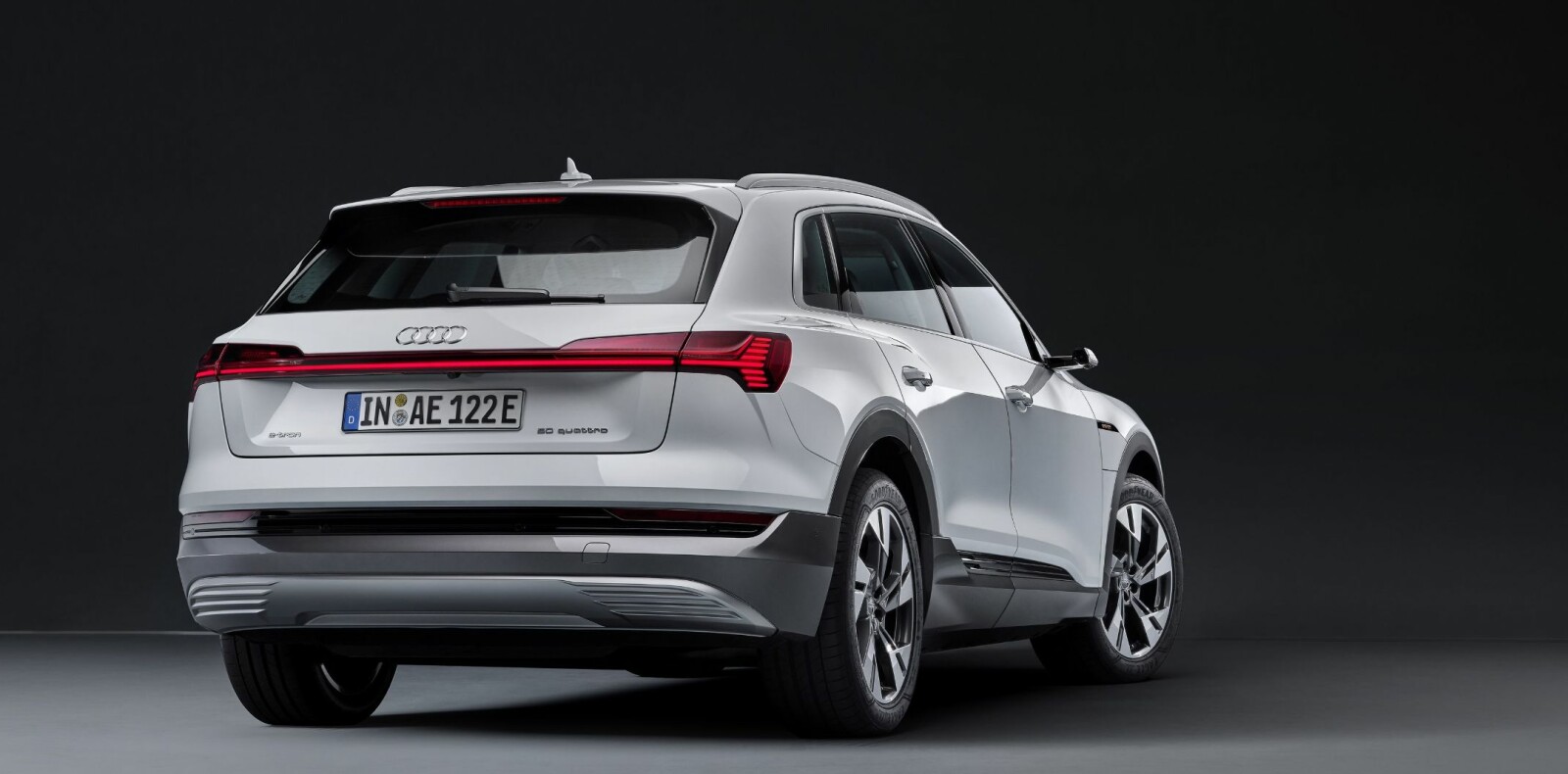 <b>GJENKJENNELIG:</b> I mørket kjenner du lett igjen den brede lyslisten som går over hele bilens bredde på Audi e-tron. <b>GJENKJENNELIG:</b> I mørket kjenner du lett igjen den brede lyslisten som går over hele bilens bredde på Audi e-tron.