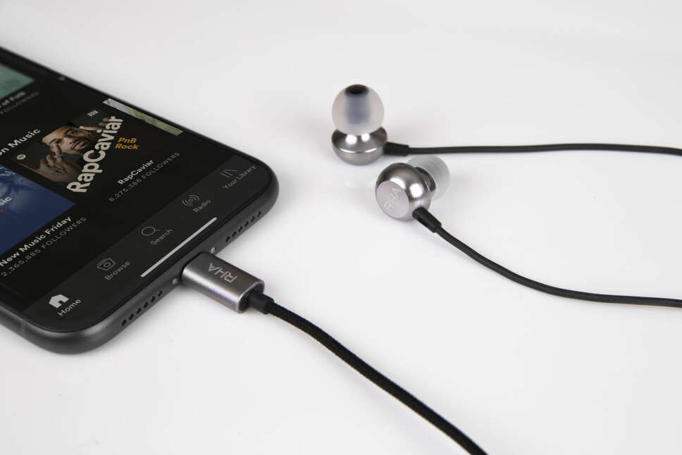 BRA LYD: Ørepluggene RHA MA650i er lite og lett, og du slipper å lade siden ørepluggene henter strøm via Lightning-kontakten på telefonen. BRA LYD: Ørepluggene RHA MA650i er lite og lett, og du slipper å lade siden ørepluggene henter strøm via Lightning-kontakten på telefonen.